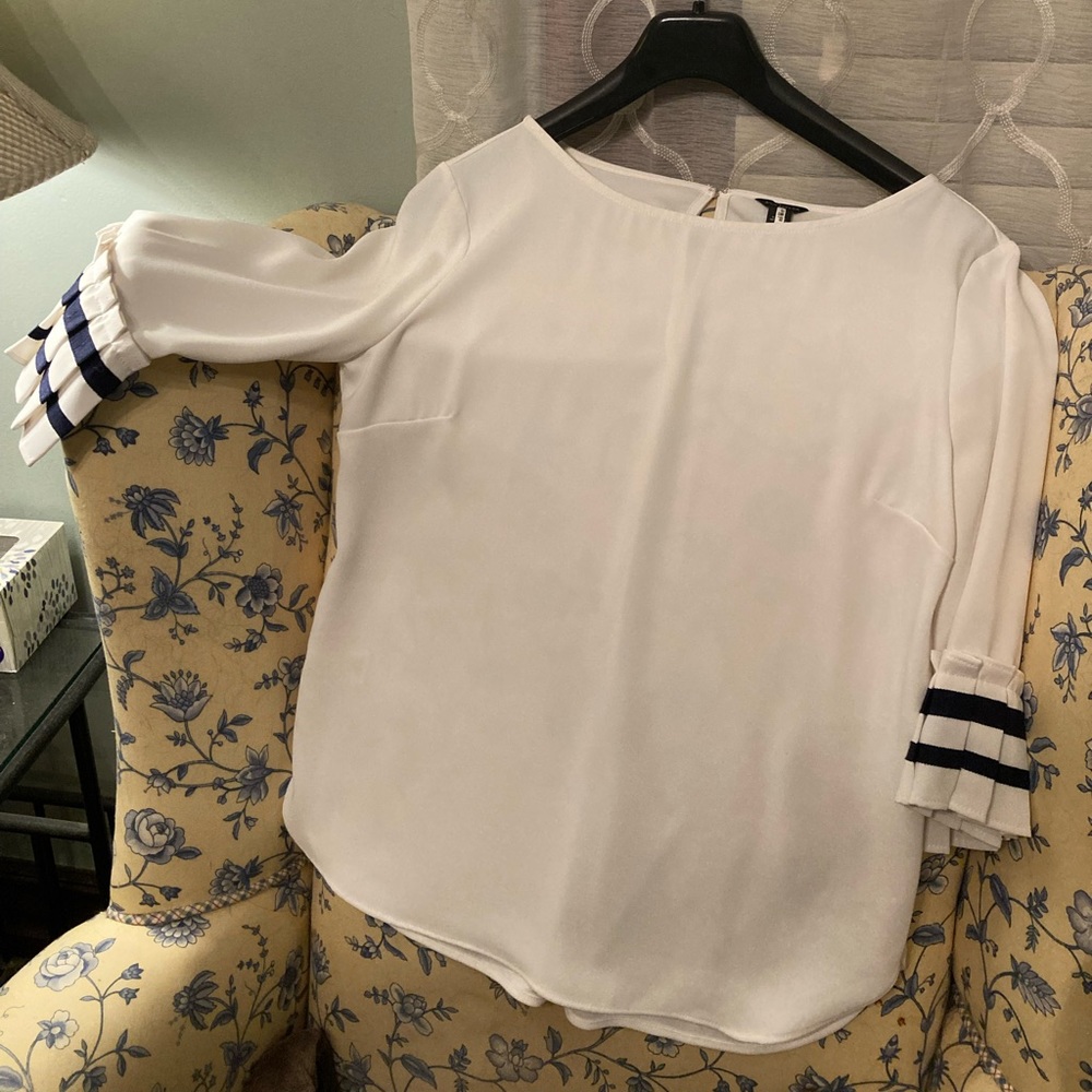 Ann Taylor top with Navy pleated sleeves, size 4
